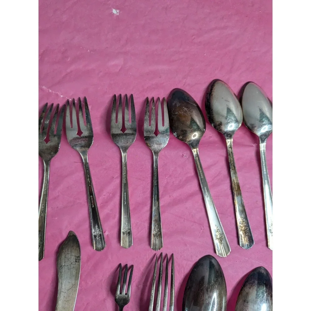 20 Lot WM A Rogers A1 Plus Onieda ltd tudor Silver plated flatware spoons forks‎